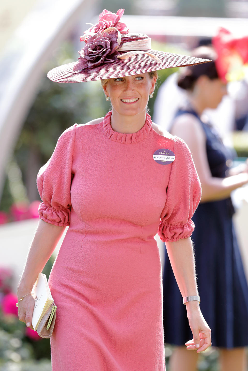 <p>Ein weiterer Look von der Ascot 2017 bestand aus einem altrosafarbenem, hochgeschlossenem Kleid und einem Hut mit breiter Krempe.<em> [Bild: Getty]</em> </p>