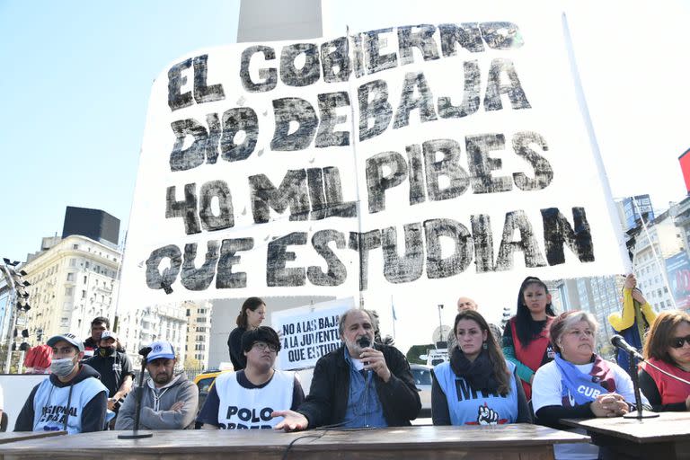 Concentración piquetera en el Obelisco contra los recortes de Potenciar Trabajo