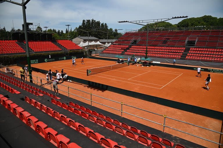 Vista panorámica del estadio que recibirá la serie de Copa Davis entre la Argentina y Kazajistán, en el Jockey Club Rosario