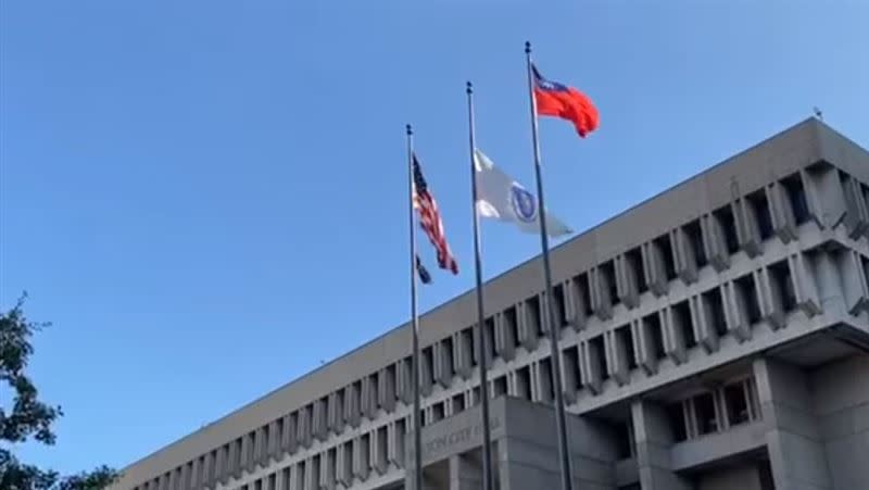 中華民國國旗循例在波士頓市政府廣場冉冉升起（圖／翻攝自Taiwan in Boston臉書）