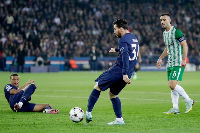 Messi define con el empeine izquierdo y marca el primer gol de PSG; Mbappé, en el piso, le había dado el pase