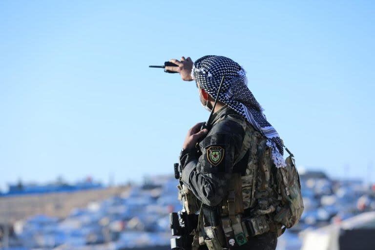 Un miliciano de las Fuerzas Democráticas Sirias (FDS) en el campamento de antiguos miembros del Estado Islámico en Al-Hol el 10 de abril de 2021. 