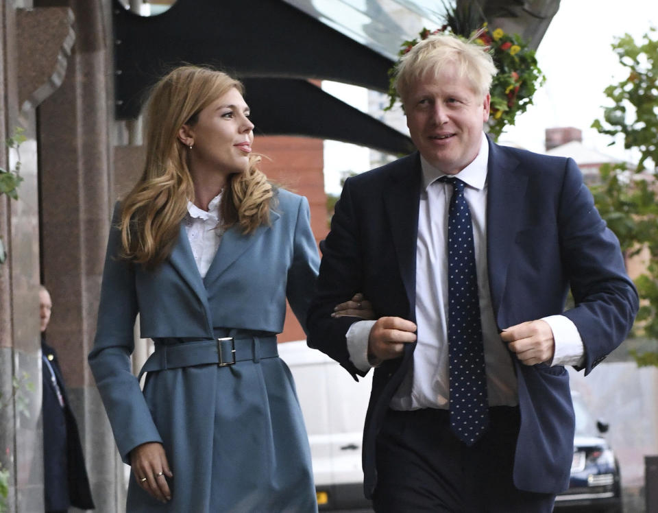 El primer ministro británico, Boris Johnson, llega acompañado por su pareja, Carrie Symonds, antes de la Conferencia del Partido Conservador en Manchester, Inglaterra, el sábado 28 de septiembre de 2019. (Stefan Rousseau/PA via AP)