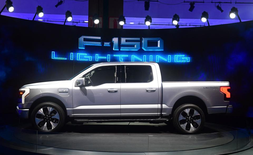 Plně elektrický F-150 Lightning od Fordu je vystaven na autosalonu v Los Angeles v Los Angeles v Kalifornii dne 18. listopadu 2021. (Foto Frederic J. BROWN / AFP) (Foto: FREDERIC J. BROWN/AFP přes Getty Snímky)