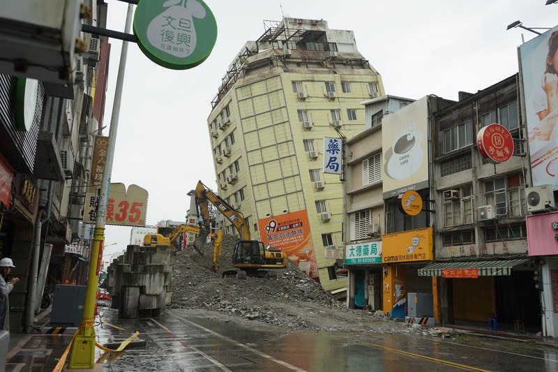 天候不佳  花蓮富凱大飯店拆除進度稍受影響 因地震而傾斜倒塌的花蓮市富凱大飯店影響公共安 全，縣府緊急拆除，雖然天候不佳稍影響進度，仍拚 2週內完成拆除。 中央社記者張祈攝  113年4月24日 