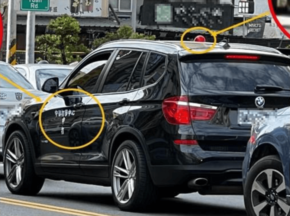 台中一名車主在車門上貼「中部打擊中心、中打」的字樣，讓民眾誤以為是警方車輛。（警方提供）