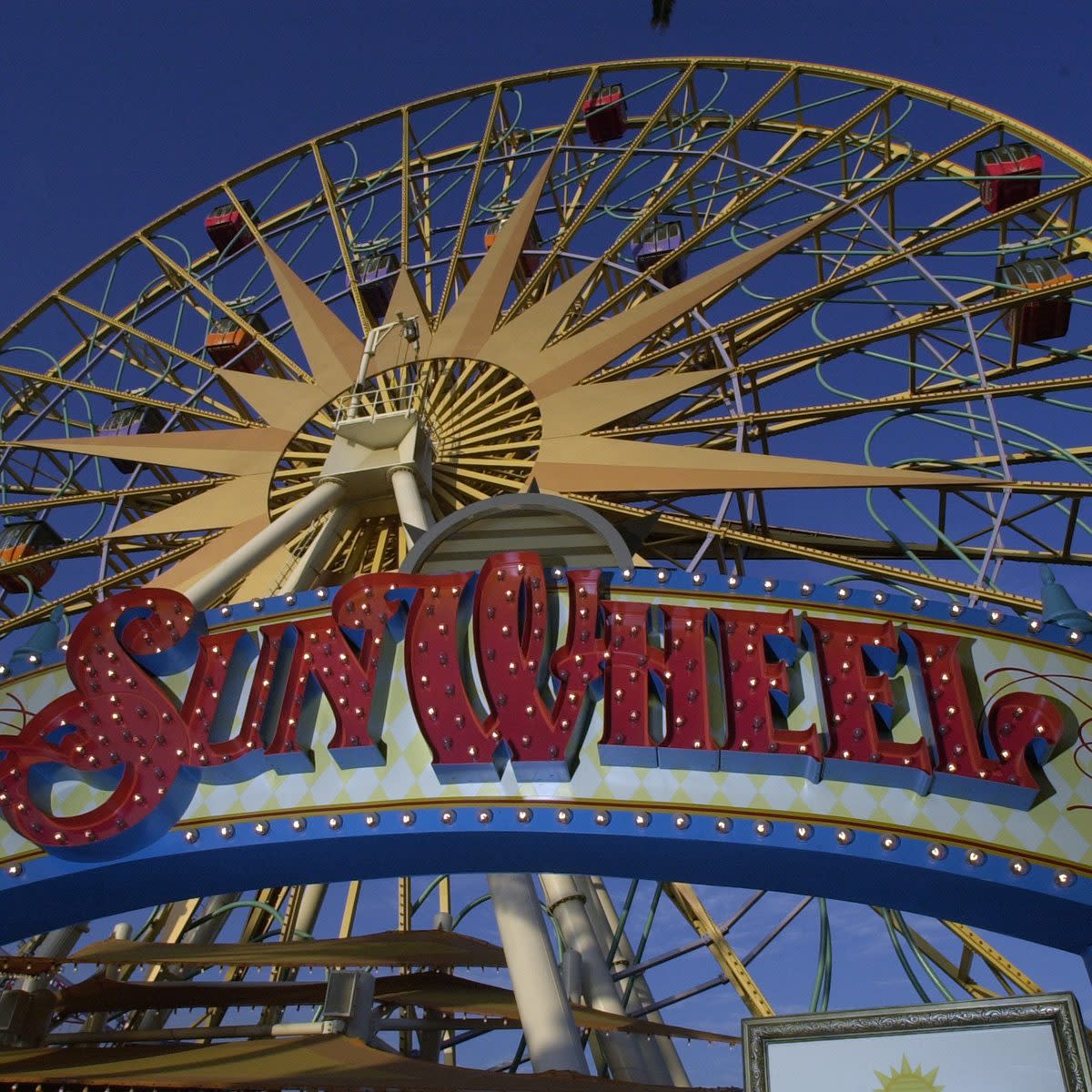 Situated at the edge of the Paradise Pier lagoon, at Disney's California Adventure is the 150–foot–tall Sun Wheel. (Photo by Don Kelsen/Los Angeles Times via Getty Images)