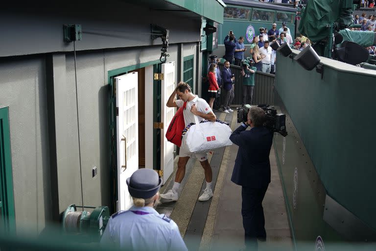 Roger Federer, tras caer con el polaco Hubert Hurkacz en los cuartos de final de Wimbledon, rumbo al vestuario. ¿Habrá sido su última vez en el All England?