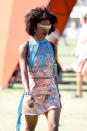 <p>Diese Besucherin trägt ein Bandeau-Top und einen Mini-Rock in A-Form mit Blütenprint zur Fransenkette und einer abgefahrenen Sonnenbrille. (Bild: Frazer Harrison/ Getty Images for Coachella) </p>