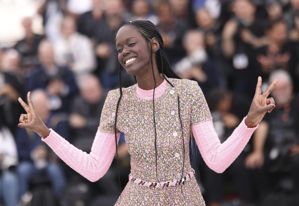 La directora Ramata-Toulaye Sy posa en la sesión fotográfica de la película 'Banel e Adama' en la 76a edición del festival internacional de cine, Cannes, en el sur de Francia, el domingo 21 de mayo de 2023. (Foto Vianney Le Caer/Invision/AP)