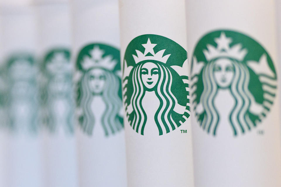 Starbucks réplique à la politique de Donald Trump et promet d'embaucher 10 000 réfugiés