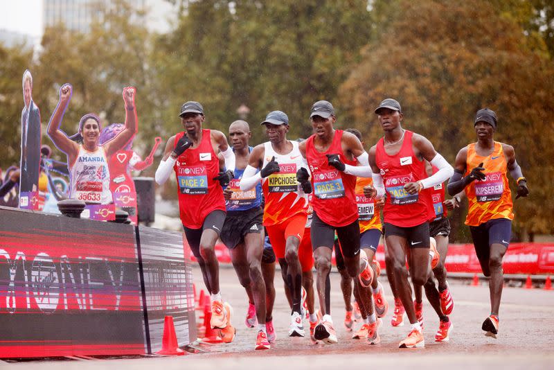 La carrera masculina de la Maratón de Londres, en Londres, Reino Unido, el 4 de octubre de 2020