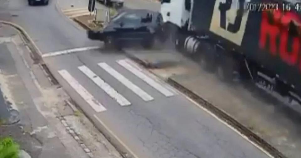 Sob efeito de &#xe1;lcool e drogas, caminhoneiro causou acidente com diversos carros em Curitiba - Foto: Reprodu&#xe7;&#xe3;o