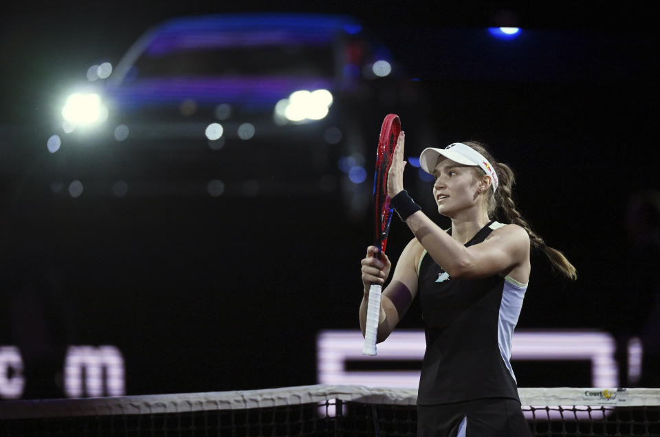 La kazaja Elena Rybakina reacciona tras la victoria ante la polaca Iga Swiatek en la semifinal del Abierto de Stuttgart el sábado 20 de abril del 2024. (Marijan Murat/dpa via AP)