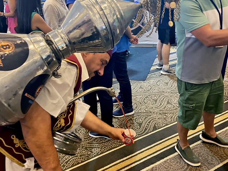 A Turkish traditional “sherbet” seller at the conference. Turkish sherbet or “Ottoman sherbet” is a natural homemade drink made with fruits like plums, cherries, and spices. This tradition has a long history dating back to the Ottoman Empire. Nowadays, sherbet is reserved for special occasions. (Blockchain Economy Istanbul Team)