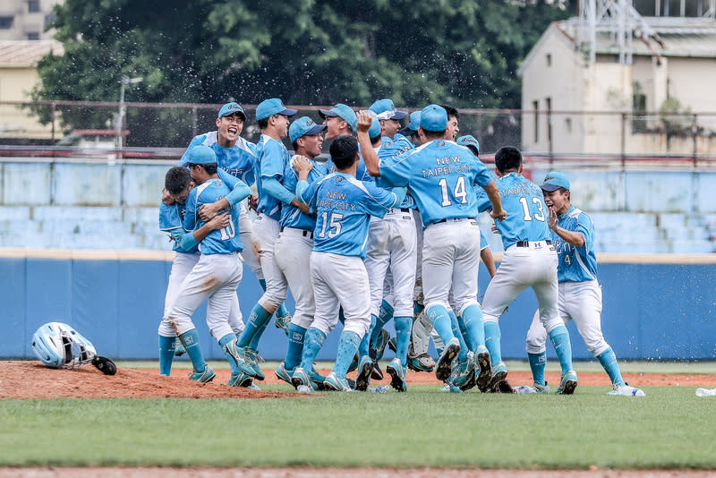 王貞治盃青棒5/1開打  新北力拚連霸 113年王貞治盃全國青棒錦標賽將於5月1日開打，此 次總計16支球隊參賽，新北市隊（穀保家商）由火球 男張峻瑋帶頭、力拚2連霸。圖為新北市隊112年5月 12日奪下王貞治盃青棒賽冠軍畫面。 （中華民國棒球協會提供） 中央社記者謝靜雯傳真  113年4月22日 