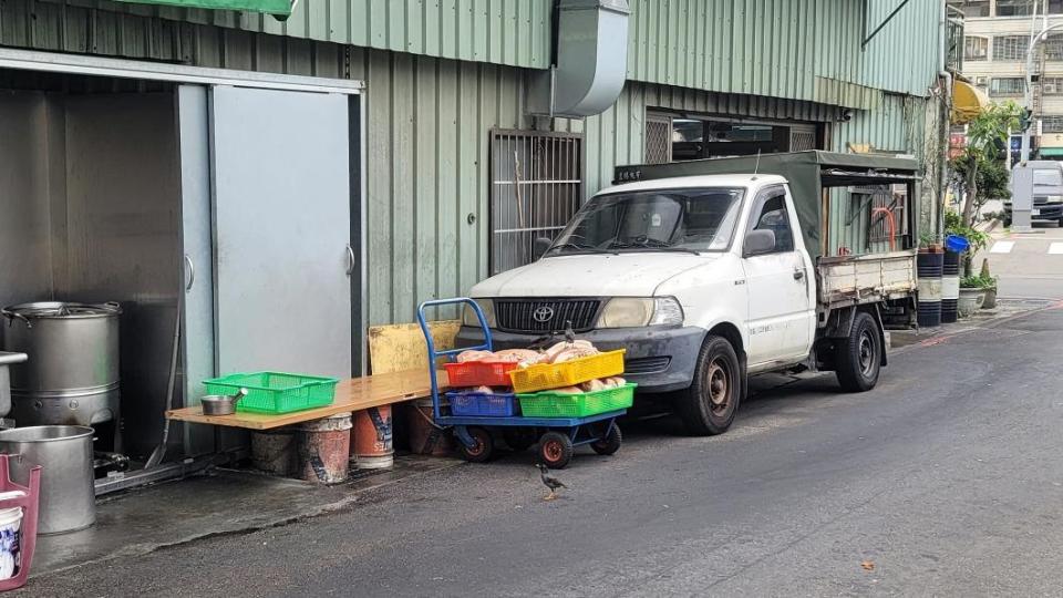 網友目擊台中某知名滷肉飯將食材直接堆路邊。（圖／翻攝自爆料公社公開版）