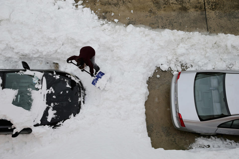 A woman attempts to dig her car out from underneath nearly 20 inches of snow in Washington, D.C., Jan. 26, 2016. (Photo: Chip Somodevilla via Getty Images)