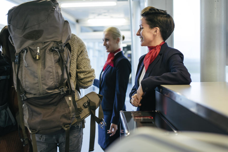 Azafata revela la verdadera razón por la que te saluda cuando subes al avión: y no es por cortesía. Foto: Getty Images