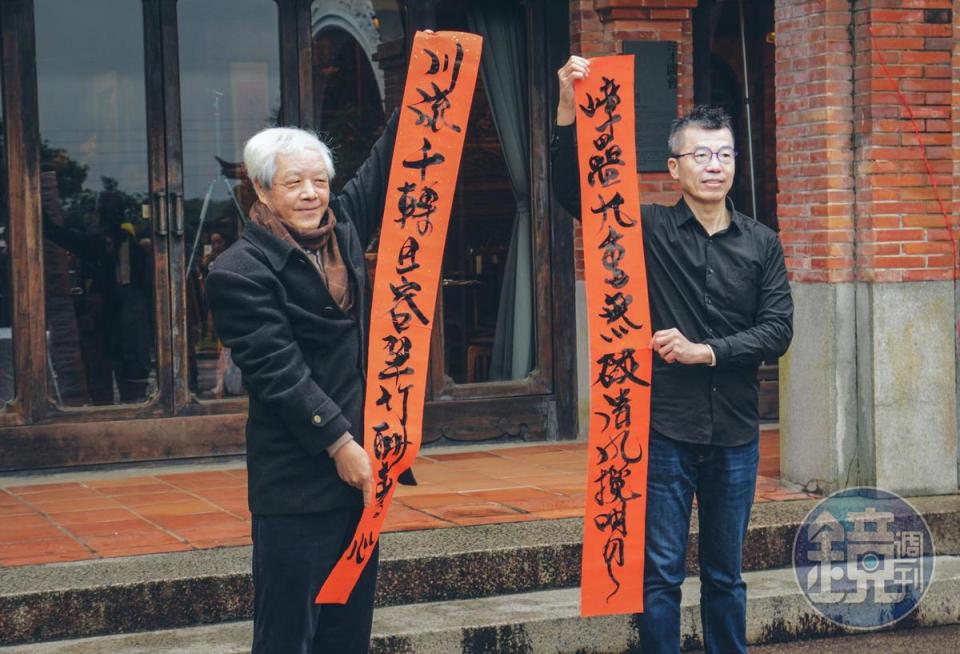 台灣當代詩人向陽老師（左）與音樂人暨書法家羅拔老師（右）。