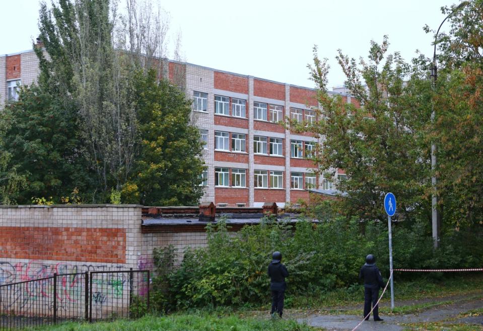 Agentes de policía aseguran la zona cerca de la escuela (REUTERS)