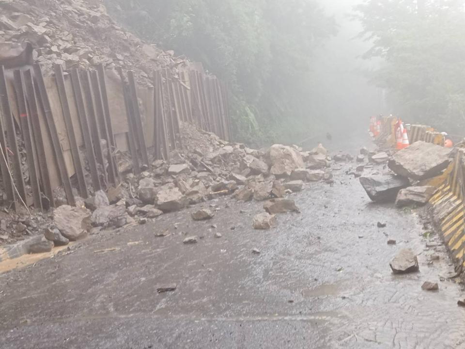 土石崩落。民眾提供