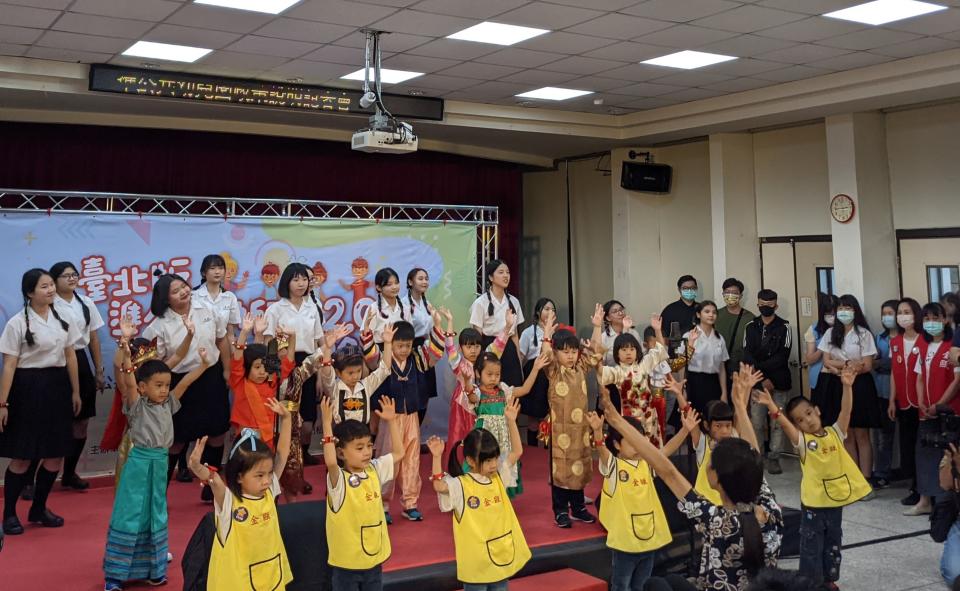 金甌女中合唱團攜手幼兒園小朋友表演