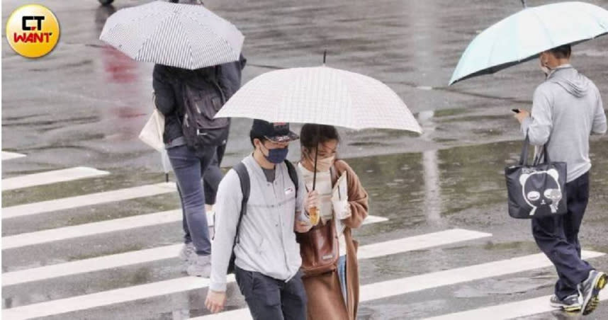 本島受鋒面影響，今北部及東半部地區有局部短暫陣雨。（示意圖／趙文彬攝）