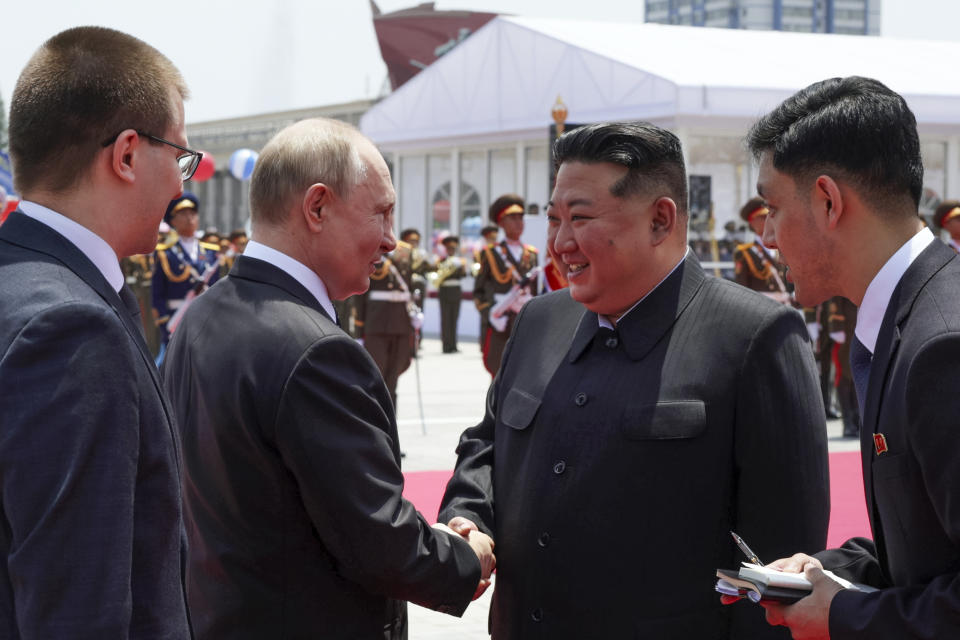 El presidente de Rusia, Vladímir Putin (segundo por la izquierda), y el líder de Corea del Norte, Kim Jong Un (segundo por la derecha), se estrechan la mano durante la ceremonia oficial de bienvenida al mandatario, en la plaza Kim Il Sung de Pyongyang, Corea del Norte, el 19 de junio de 2024. (Gavriil Grigorov, Sputnik, Kremlin Pool Foto vía AP)