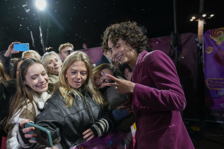 Timothée Chalamet junto a sus fans en la premiere de Wonka