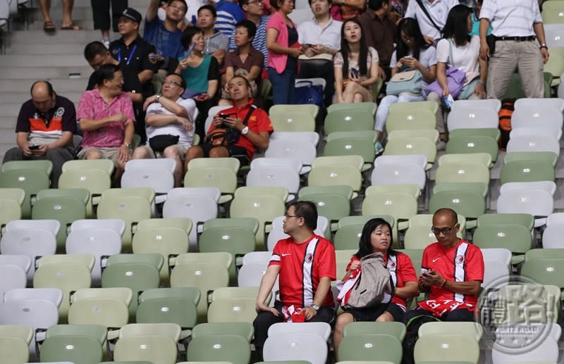 【中港大戰】「神秘人士」佔領打氣區辣慶香港球迷