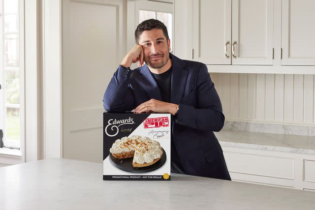 <p>EDWARDS Desserts</p> Jason Biggs poses with the EDWARDS Desserts Anniversary Apple Pie