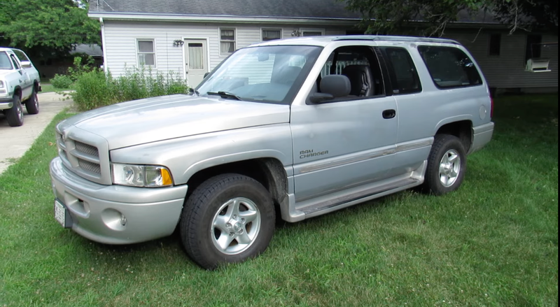 A screenshot of a late-'90s Dodge RamCharger. It looks like a Dodge ram pickup with a long roof.