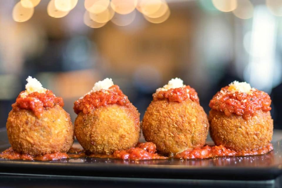 Los arancini no deben confundirse con los supplì, que son más pequeños y suaves. / Foto: Shutterstock