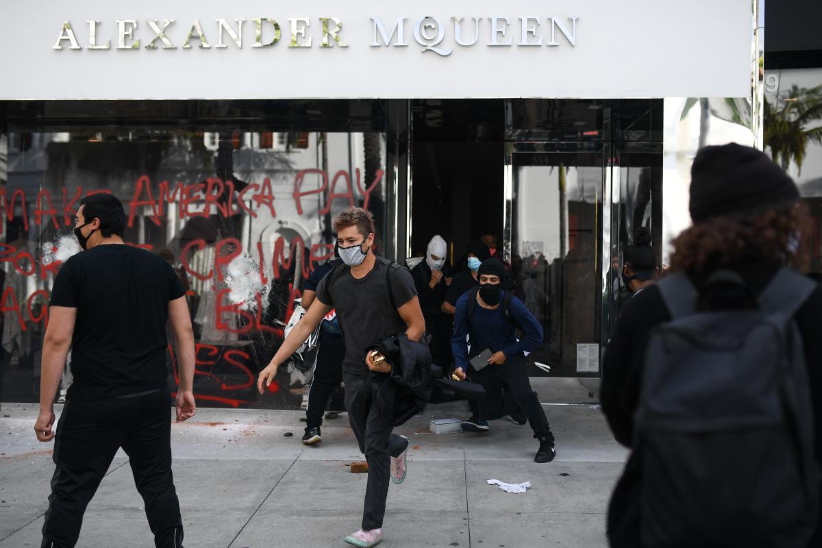 Los Angeles, California, USA. 24th Mar, 2020. A closed Louis Vuitton shop  in Rodeo Drive in Beverly Hills on Tuesday, March 24, 2020. California Gov.  Gavin Newsom issued a statewide stay-at-home order