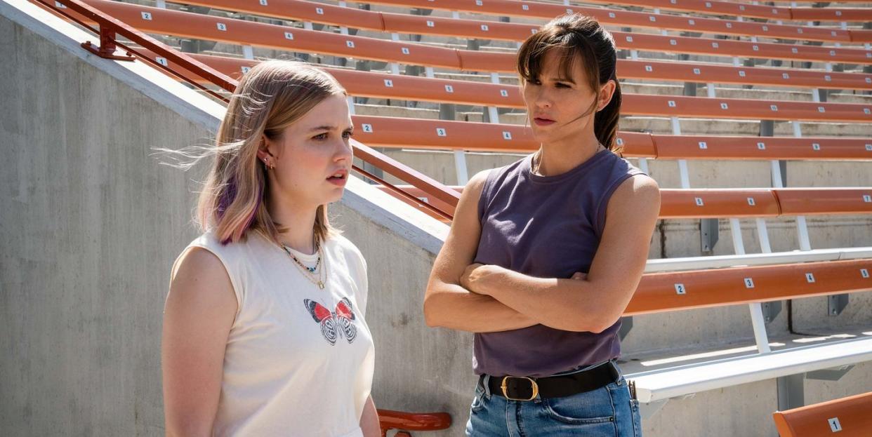 jennifer garner and angourie rice in a scene from the last thing he told me