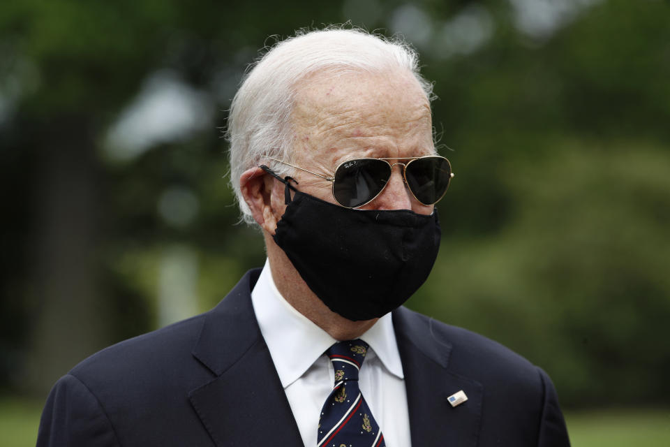 El candidato presidencial demócrata Joe Biden usa una mascarilla para protegerse de la propagación del coronavirus después de que él y Jill Biden colocaron una corona en el parque Delaware Memorial Bridge Veterans el lunes 25 de mayo de 2020 en New Castle, Delaware.(AP Foto/Patrick Semansky)