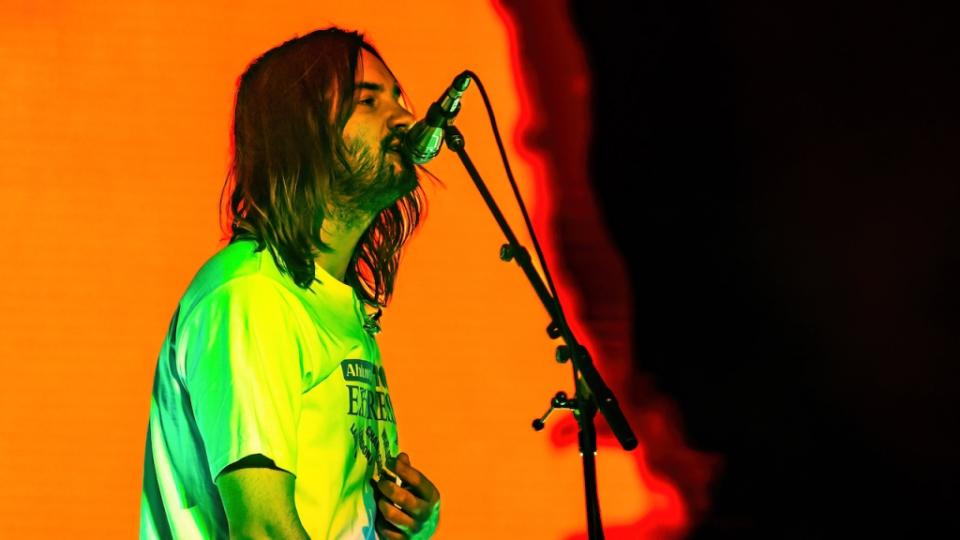 Mira a Kevin Parker de Tame Impala actuar en la Ciudad de México después de sufrir una fractura de cadera