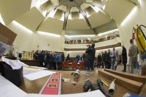 Das Münchner Oberlandesgericht (OLG) gerät wegen seiner Haltung bei der Vergabe der Presseplätze beim NSU-Prozess unter politischen Druck. Das Gericht hatte Vertretern türkischer Medien keine festen Plätze zugewiesen