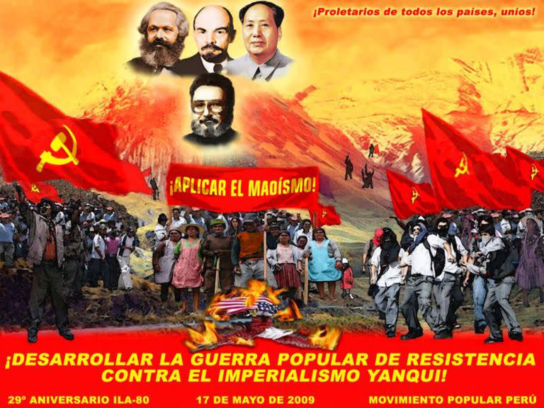 Este cartel (posterior al conflicto) muestra a los referentes de Sendero Luminoso como guías del pueblo: Marx, Lenin, Mao y Abimael Guzmán, conocido como el camarada Gonzalo e ideólogo de la doctrina senderista: el pensamiento Gonzalo