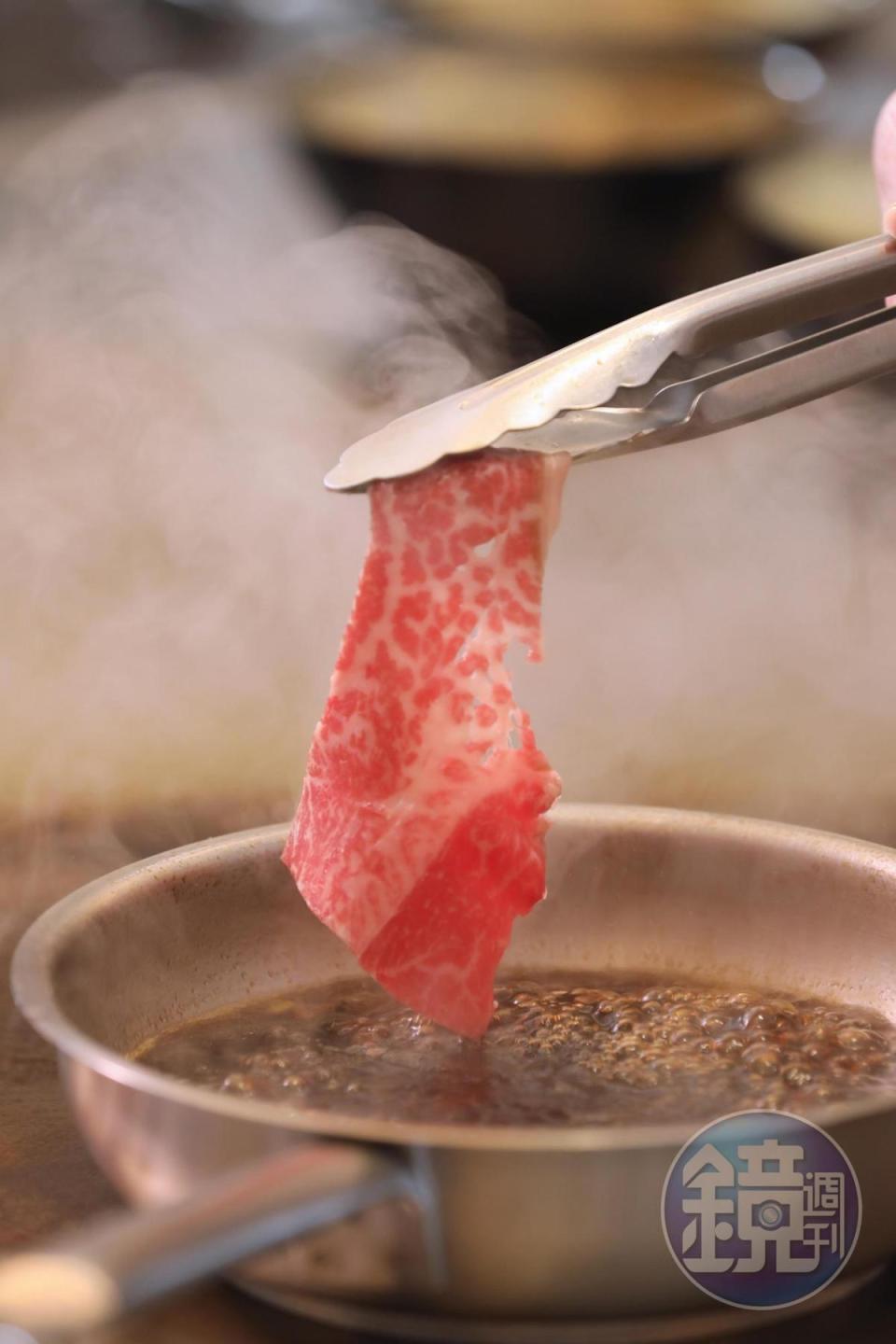 壽喜醬汁也放在鐵板上熬煮，再放入黑毛和牛汆燙。