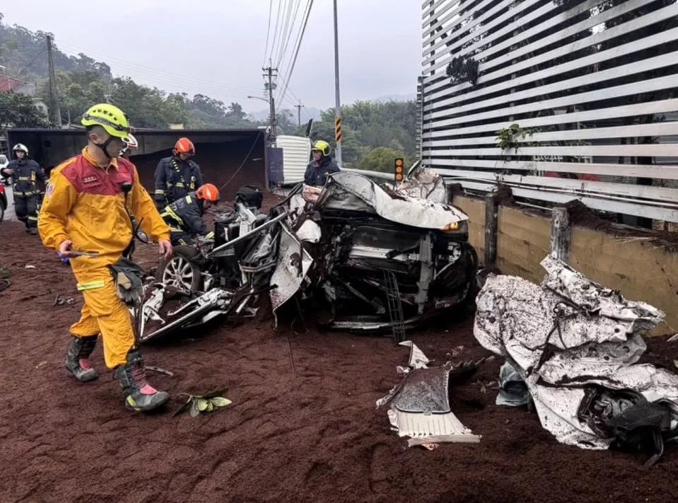 台中上午發生一起重大車禍，一輛砂石聯結車翻覆壓向休旅車，車內一對母子受重傷緊急送醫。（翻攝畫面）