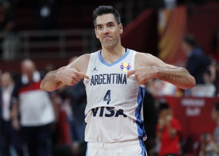 Foto del viernes del basquetbolista de Argentina Luis Scola celebrando tras la victoria sobre Francia en las semifinales del Mundial