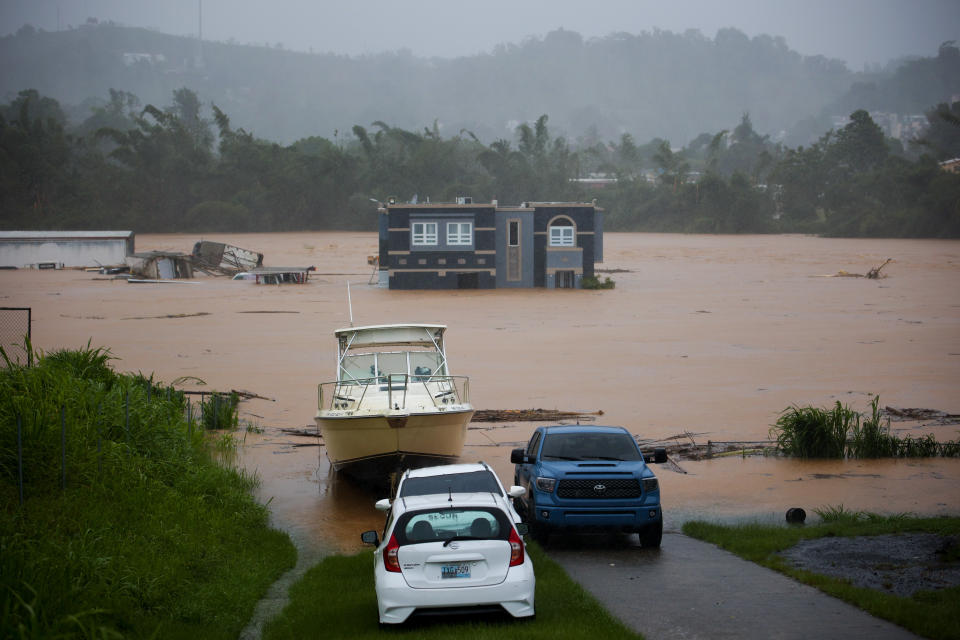 Una casa está sumergida en las inundaciones causadas por el huracán Fiona en Cayey, Puerto Rico, el domingo 18 de septiembre de 2022. Según las autoridades, tres personas estaban dentro de la casa y se informó que fueron rescatadas. (Foto AP/Stephanie Rojas)