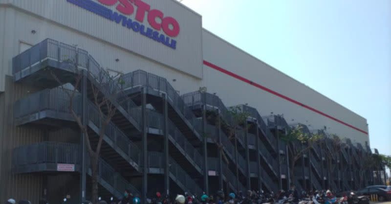 ▲這名保時捷車主在美式賣場好市多（Costco）停車時，竟硬生生擠進「限定車位」區域，讓不少消費者大喊開眼界了（圖／好市多商品經驗老實說）