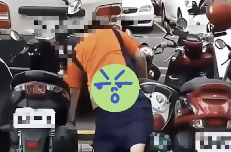 ▲一名網友貼出影片，畫面中有名男子竟脫褲對著路邊機車「謎之抖動」。（圖／翻攝自臉書「爆廢公社公開版」）