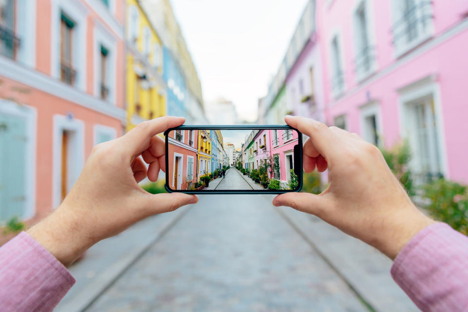 Jedes Mal wenn wir die App öffnen, spielen wir dem Social Media Giganten Informationen über uns zu. (Symbolbild: Getty Images)