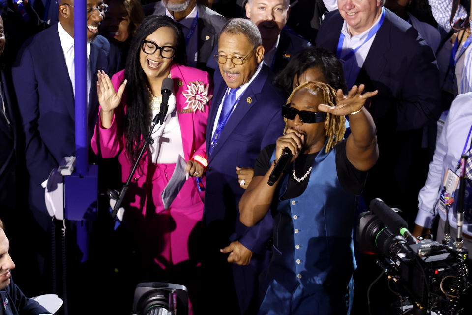 Rapper Lil Jon, dengan mikrofon