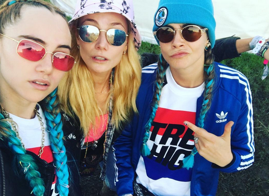 “No fun at all”, kommentierte Suki Waterhouse (links) das Selfie, das sie mit ihren Freundinnen Clara Paget und Cara Delevingne (rechts) zeigt. Kaum vorstellbar, dass die Mädels keinen Spaß hatten. Allein ihre Raver-Looks machen doch gute Laune, oder? Foto: Instagram/SukiWaterhouse