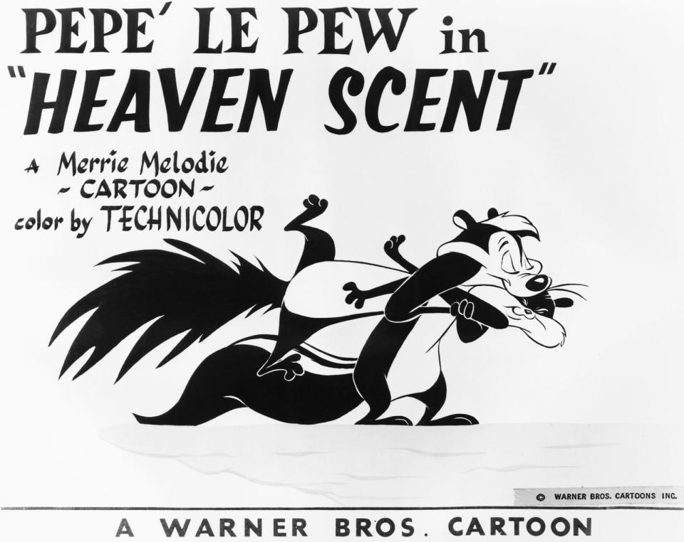 Bereits auf diesem Filmplakat von 1956 ist zu erahnen, dass Pepe Le Pew (stehend) gegenüber Frauen gerne übergriffig wird. (Bild: LMPC / Getty)